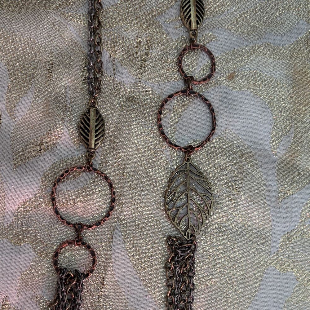 Chic Tri-toned Metal Leaf Necklace - Picture 4 of 5
